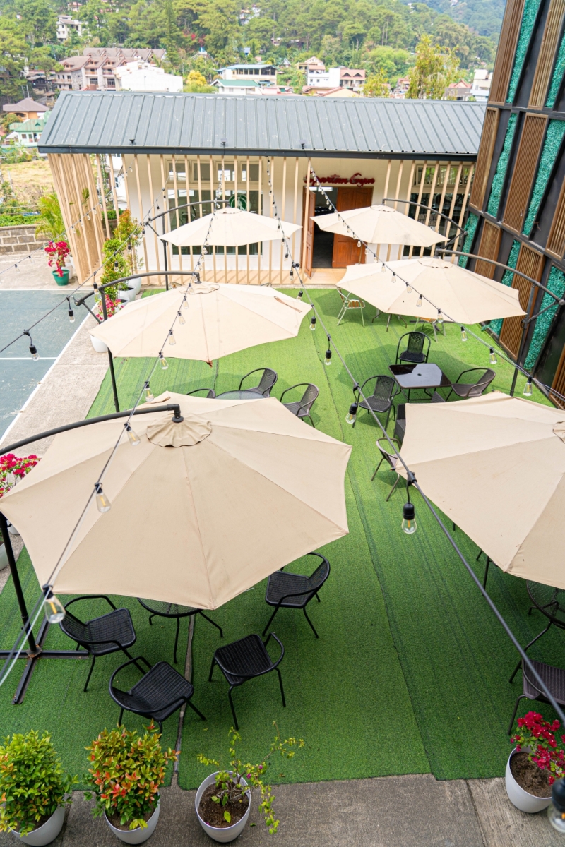 フィリピン留学 Cebu21 - Challenger Campus-East Field Parasol-2